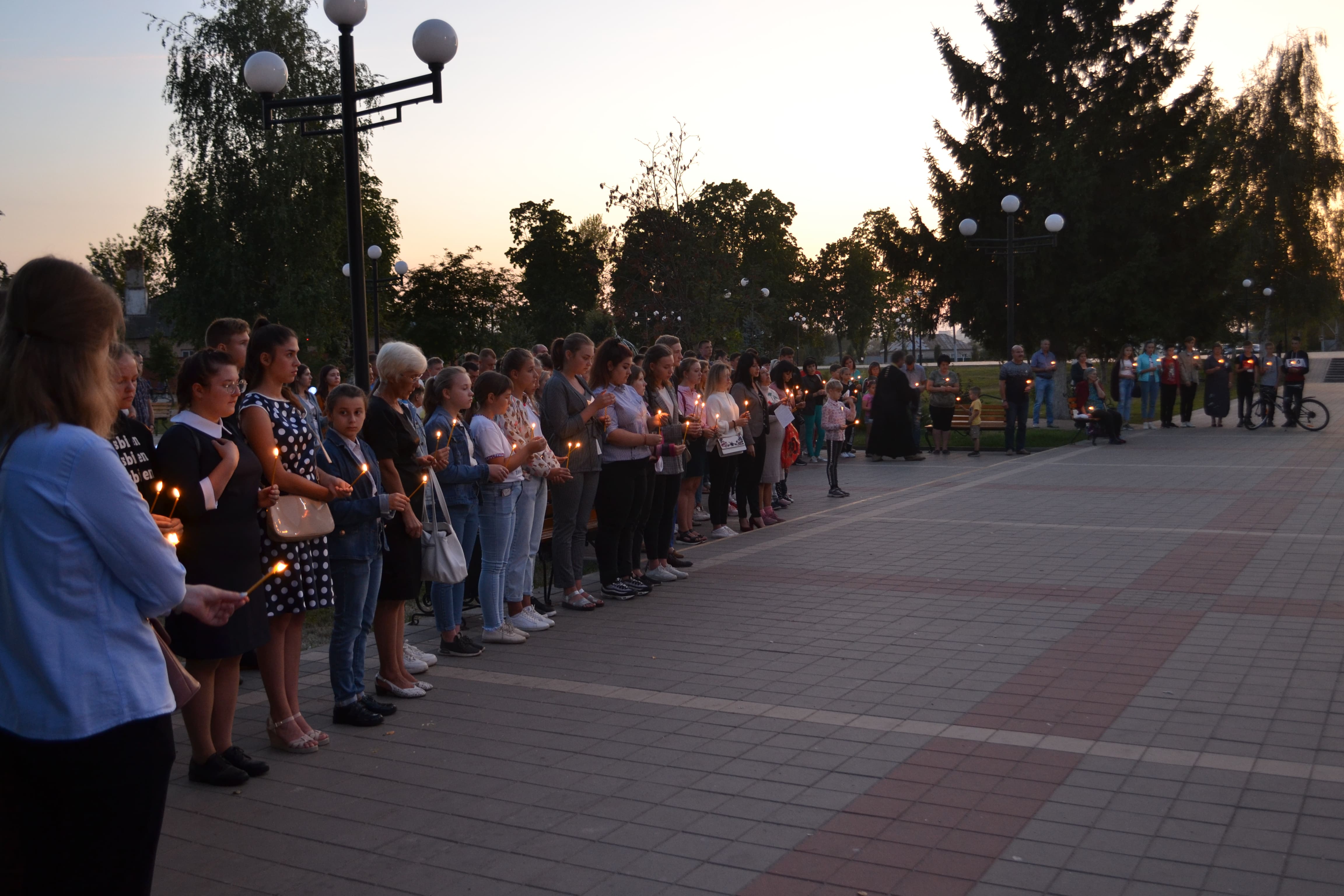 03.09. в 19.00 в парковой зоне села Верхняя Хава состоялась акция «Свеча молчания», посвящённая 15-летию трагедии в Беслане..